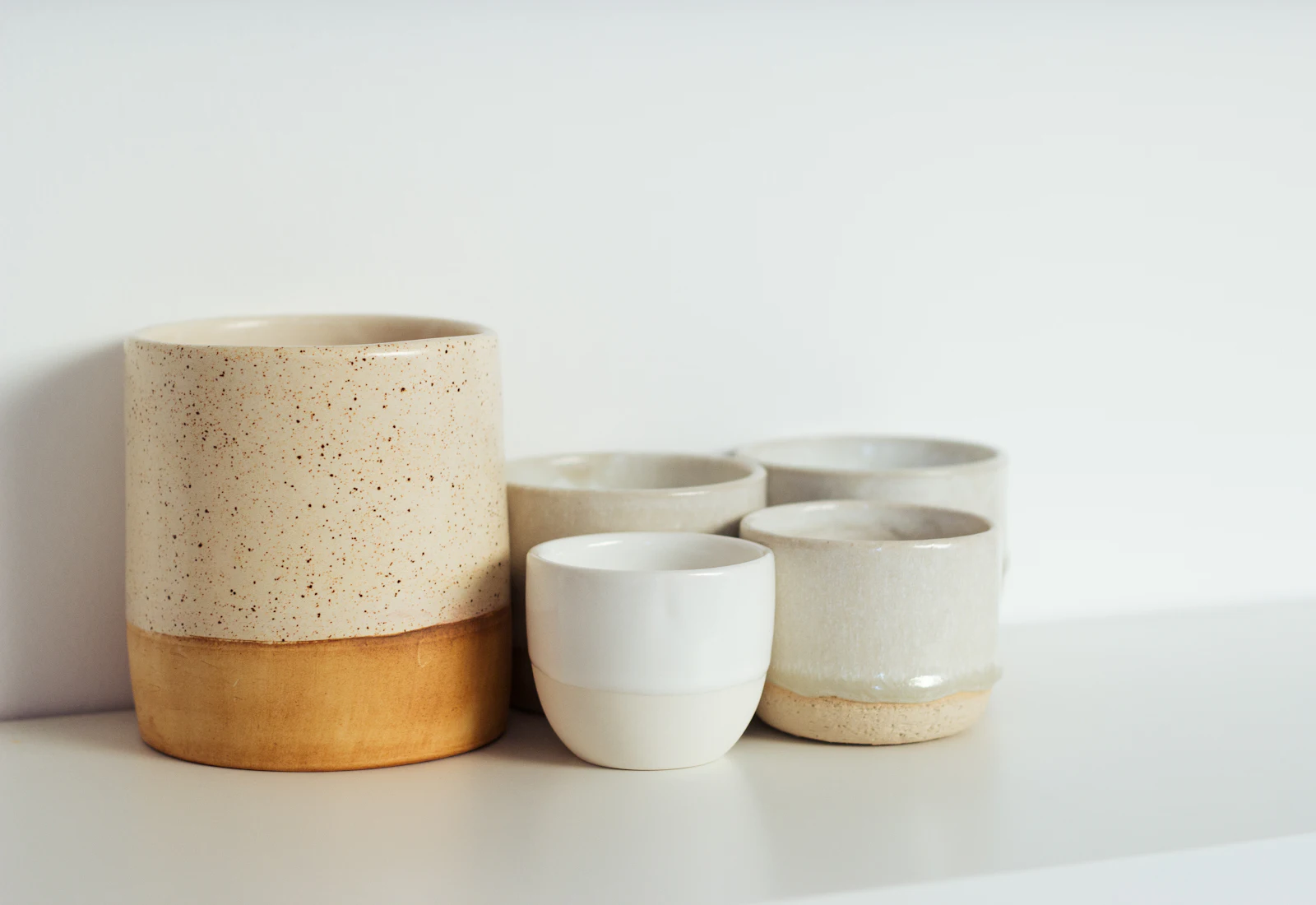El yapımı seramik fincan ve kaseler